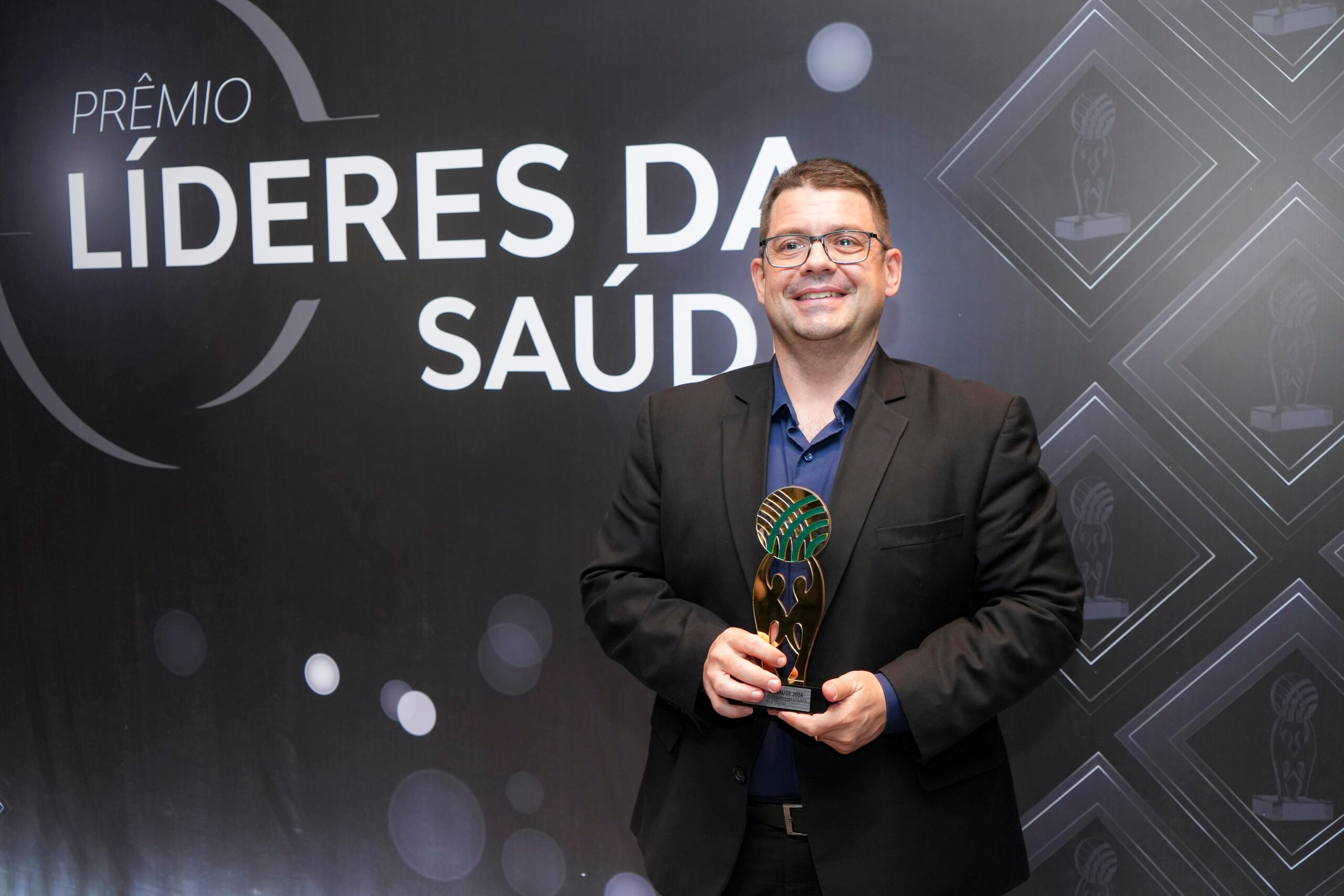 Murilo Fernandes Diretor Comercial recebendo o prêmio Líderes da Saúde - TI com a solução Assinatura Eletrônica