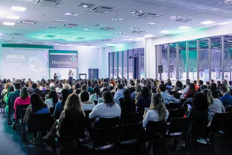 público asistente a las charlas de la feria hospitalaria 2024