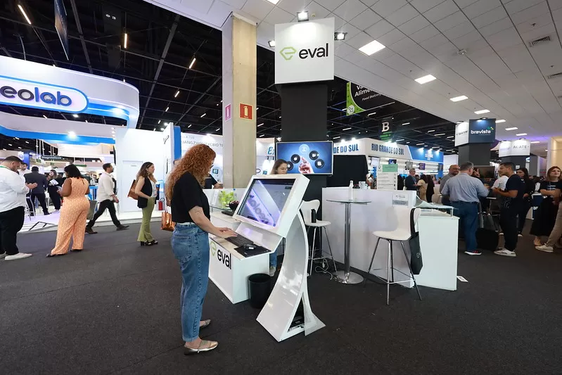 colaborador eval digital utilizando Evaldo.AI en la Feria Hospitalaria 2024